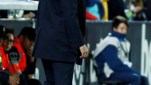 Zidane, en la banda de Butarque, dando órdenes a sus jugadores