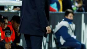 Zidane, en la banda de Butarque, dando órdenes a sus jugadores