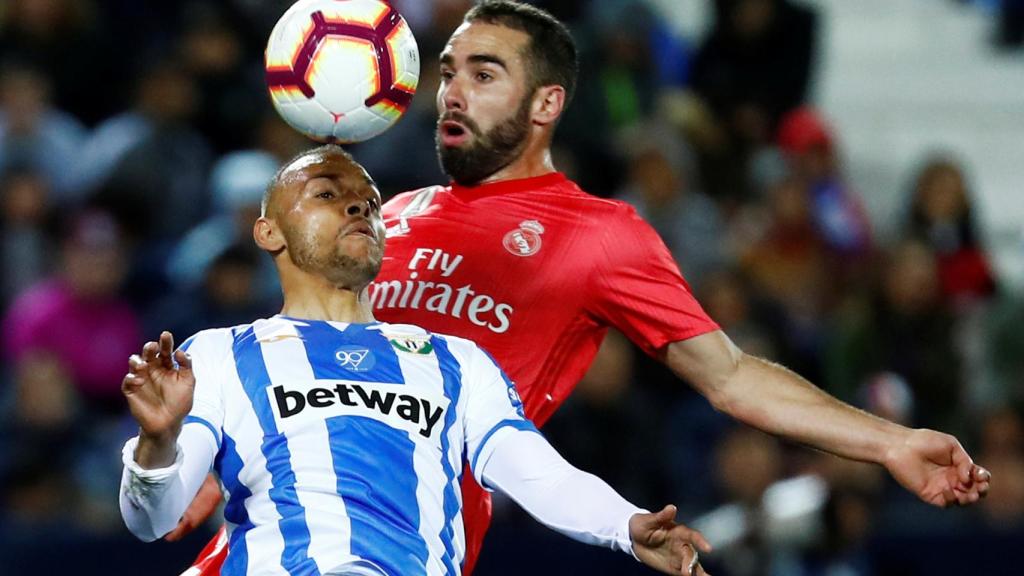 Carvajal pelea por un balón contra un jugador del Leganés