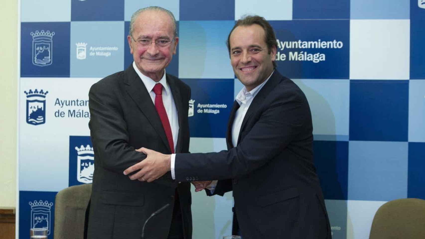 El alcalde de Málaga, Paco de la Torre, junto a Juan Cassá, cuando firmaron el acuerdo de gobierno.