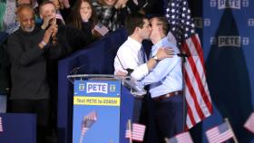 Pete Buttigieg con su pareja ayer en la presentación de su candidatura