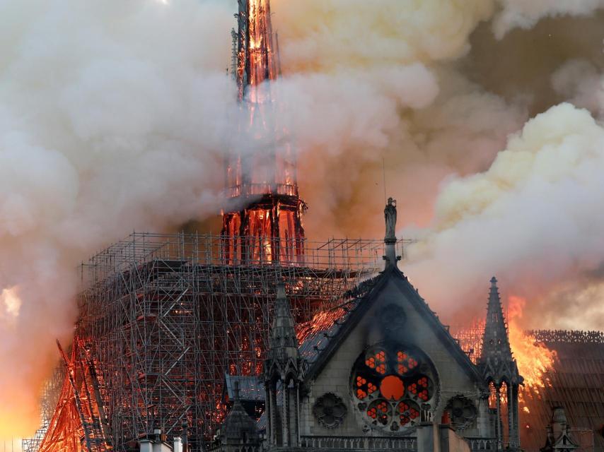 Imagen de la catedral de Notre Dame de París durante el incendio de esta semana.