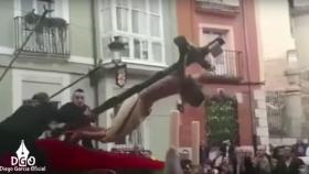 La caída del Cristo de las Santas Gotas en Burgos.
