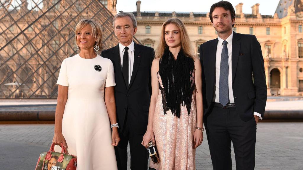 Helene Mercier-Arnault, Bernard Arnault, Antoine Arnault y Natalia Vodianova en el  Louvre.