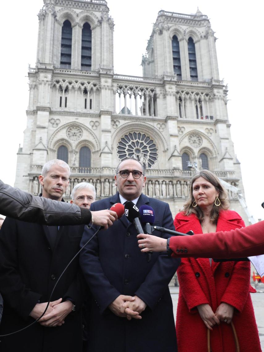 El secretario de Estado  Interior, Laurent Nunez, y ministro de Cultura, Franck Riester, delante de la catedral de Notre Dame, este martes.