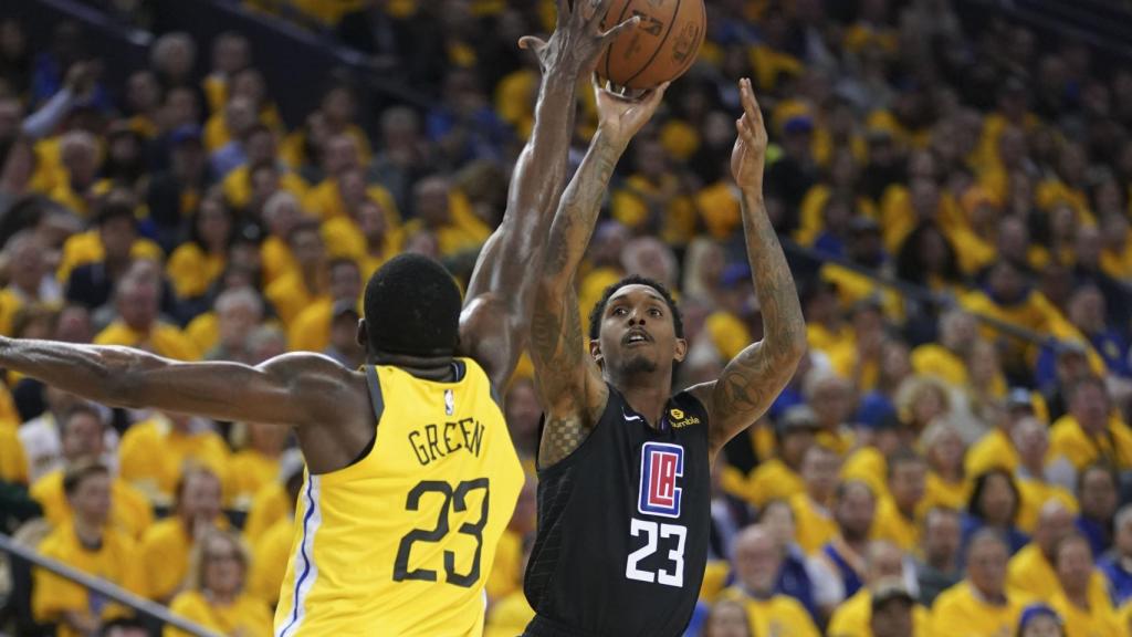 Lou Williams lanza a canasta ante Draymond Green