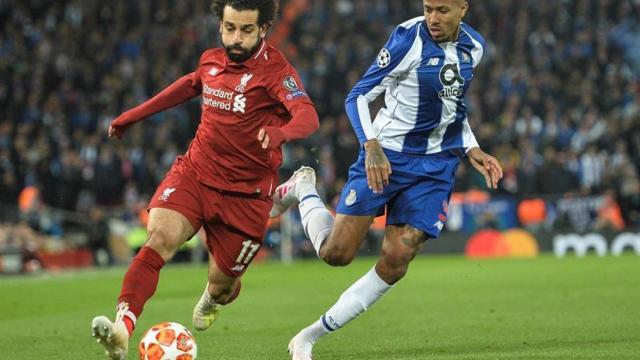 Salah pelea un balón con Militao