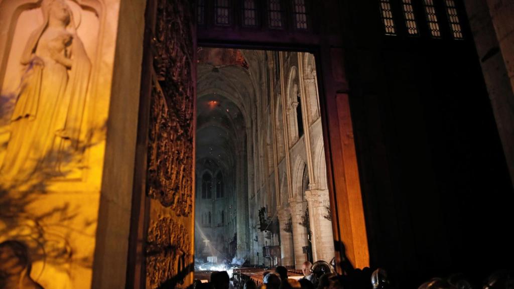 El interior de Notre Dame después del incendio