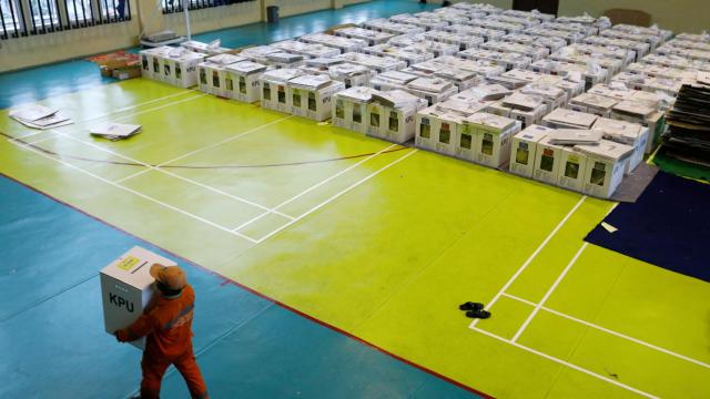 Cajas con las papeletas para las elecciones en Indonesia.