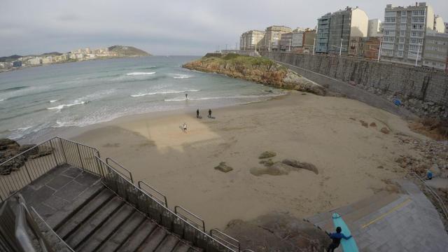 Surfistas en la playa de Matadero