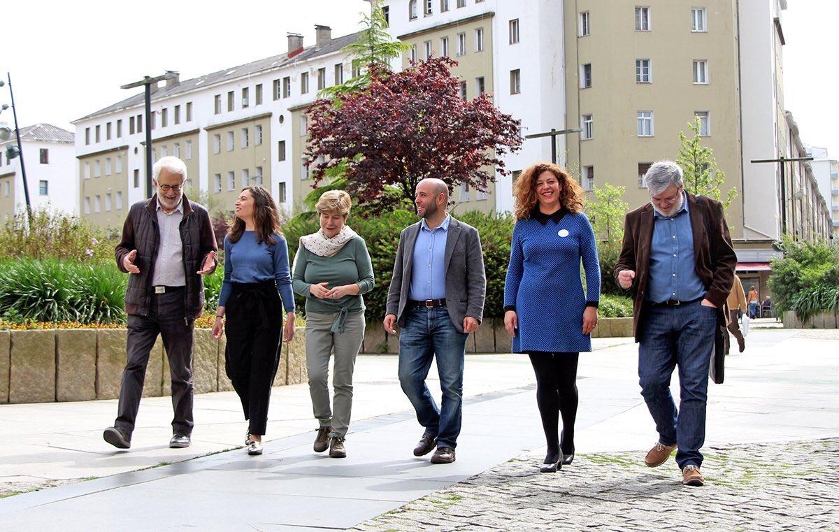 Ana Seijas, segunda por la derecha, junto a Luis Villares, portavoz de En Marea.