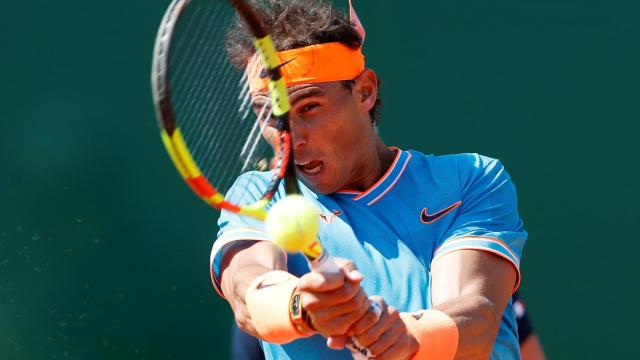 Nadal, golpeando un revés en su estreno en Montecarlo.