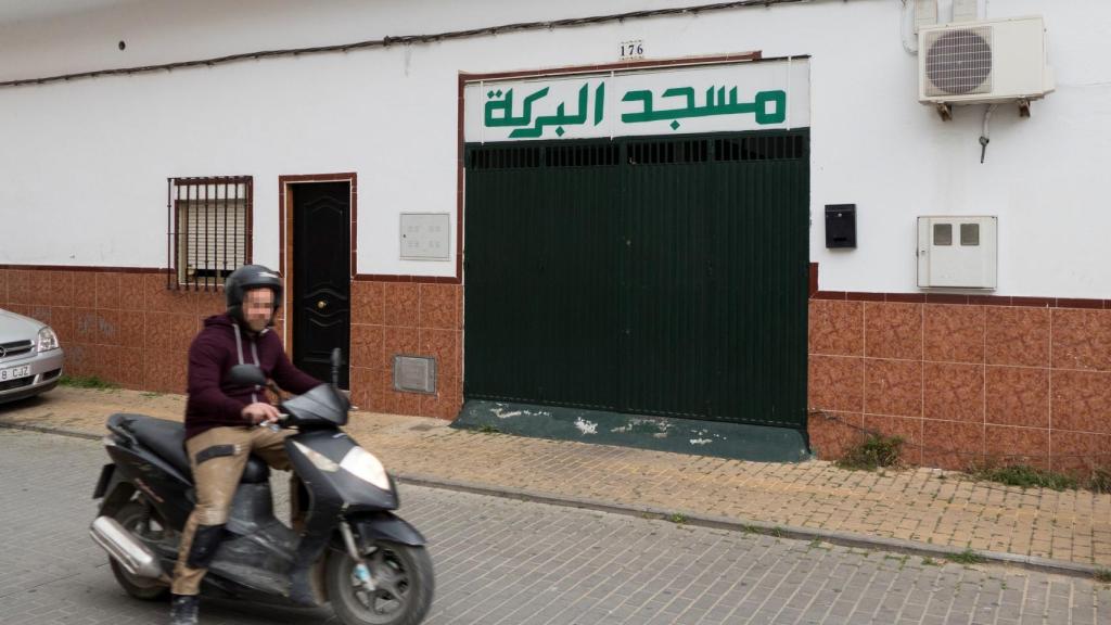 Mezquita del barrio sevillano de El Cerro del Aguila, en la que rezaba el presunto yihadista