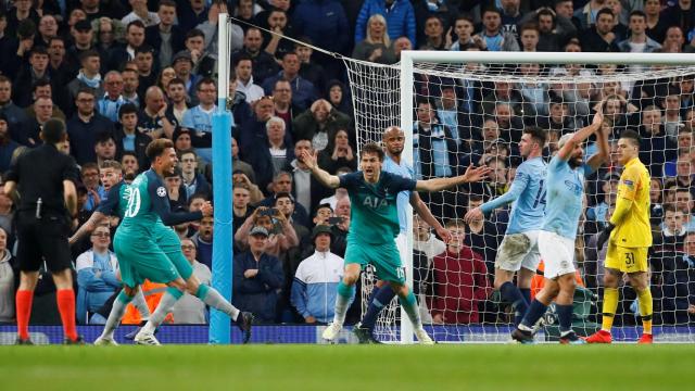 Llorente celebra su gol al City