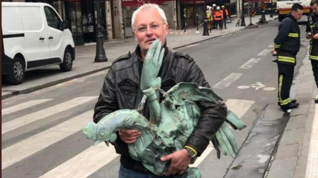 El hombre que ha encontrado el gallo que coronaba la aguja de Notre Dame.