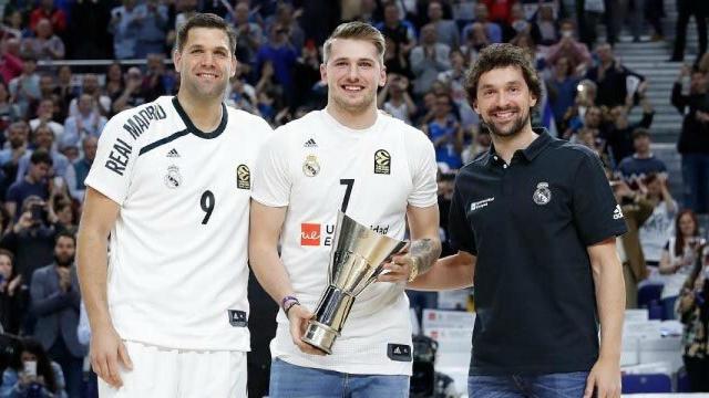 Doncic posa con la réplica de la Euroliga junto a Felipe Reyes y Sergio Llull