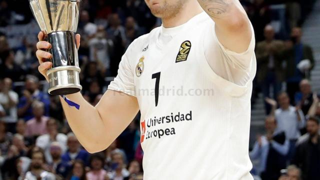 Doncic con la réplica de la Euroliga en el WiZink Center