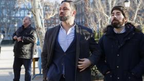 El presidente de Vox, Santiago Abascal, junto al vicesecretario de Comunicación del partido, Manuel Mariscal.