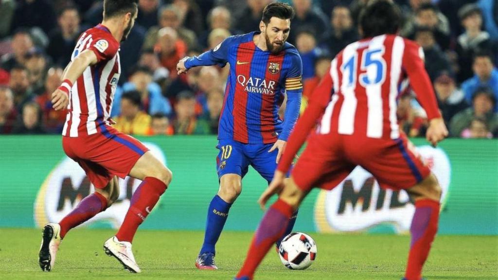 Saúl, Messi y Savic en el Camp Nou