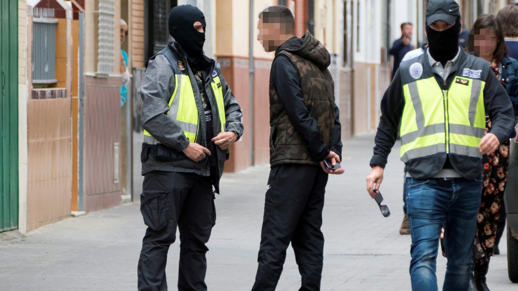 Dos agentes de la Policía Nacional durante el registro esta tarde de la casa del detenido