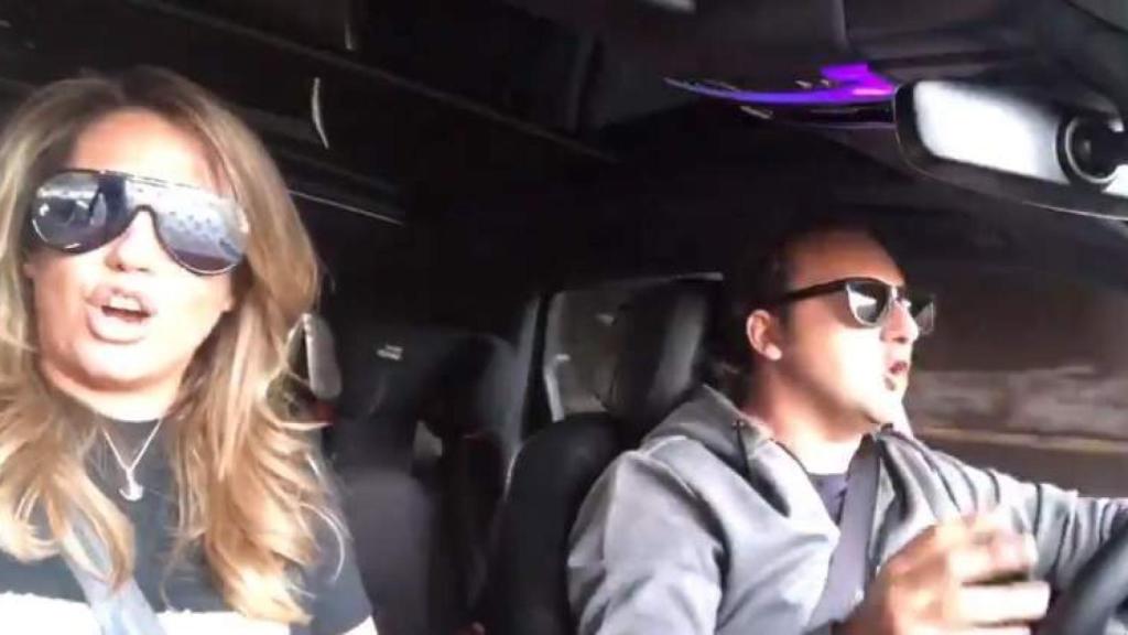 El matrimonio cantando por Camilo Sesto en su coche.