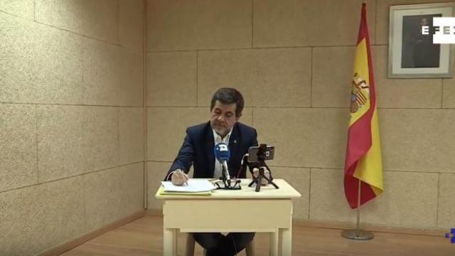 Jordi Sànchez, con una bandera de España de fondo, durante su rueda de prensa en Soto del Real.