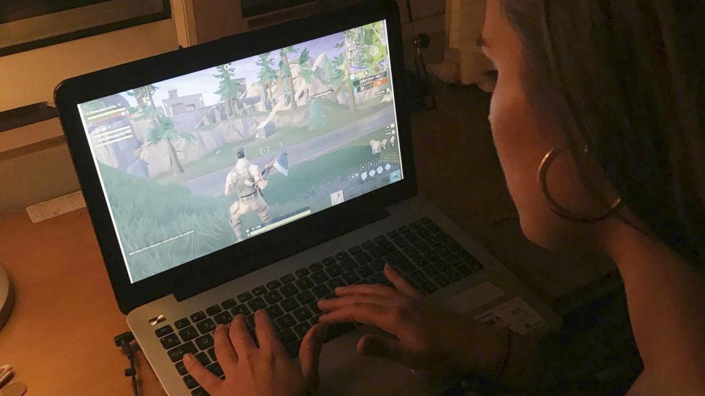 En la imagen, la periodista de El Español jugando al Fortnite