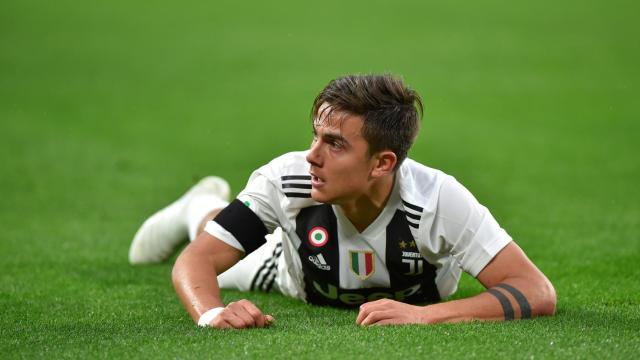 Dybala, en un choque con la Juventus