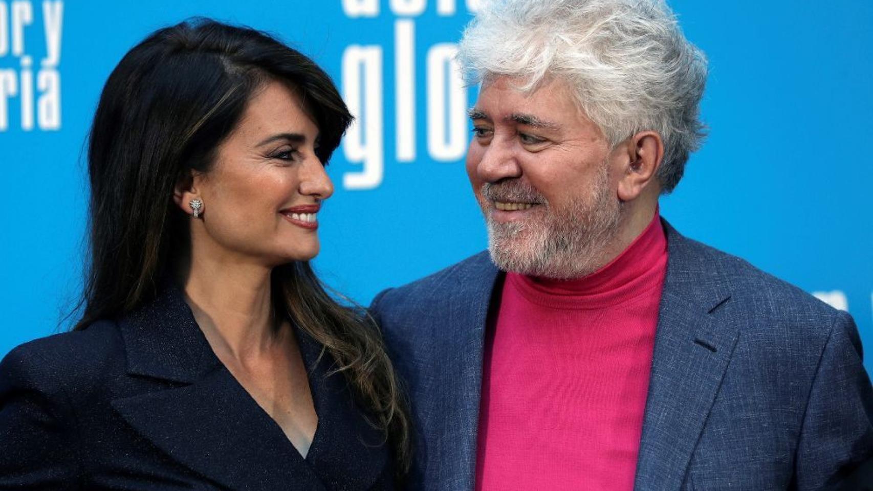 Almodóvar junto a Penélope en la presentación de Dolor y Gloria.