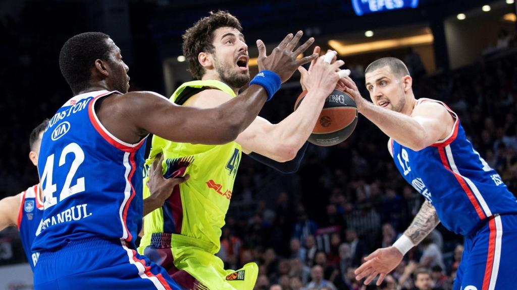 Ante Tomic trata de anotar ante la defensa de Anadolu Efes