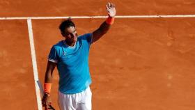 Nadal saluda al público en el partido contra Dimitrov