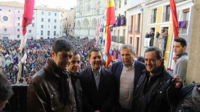 Page junto al entonces alcalde de Cuenca Juan Ávila, a Luis Miguel Carmona y a José Bono en la Semana Santa de 2015
