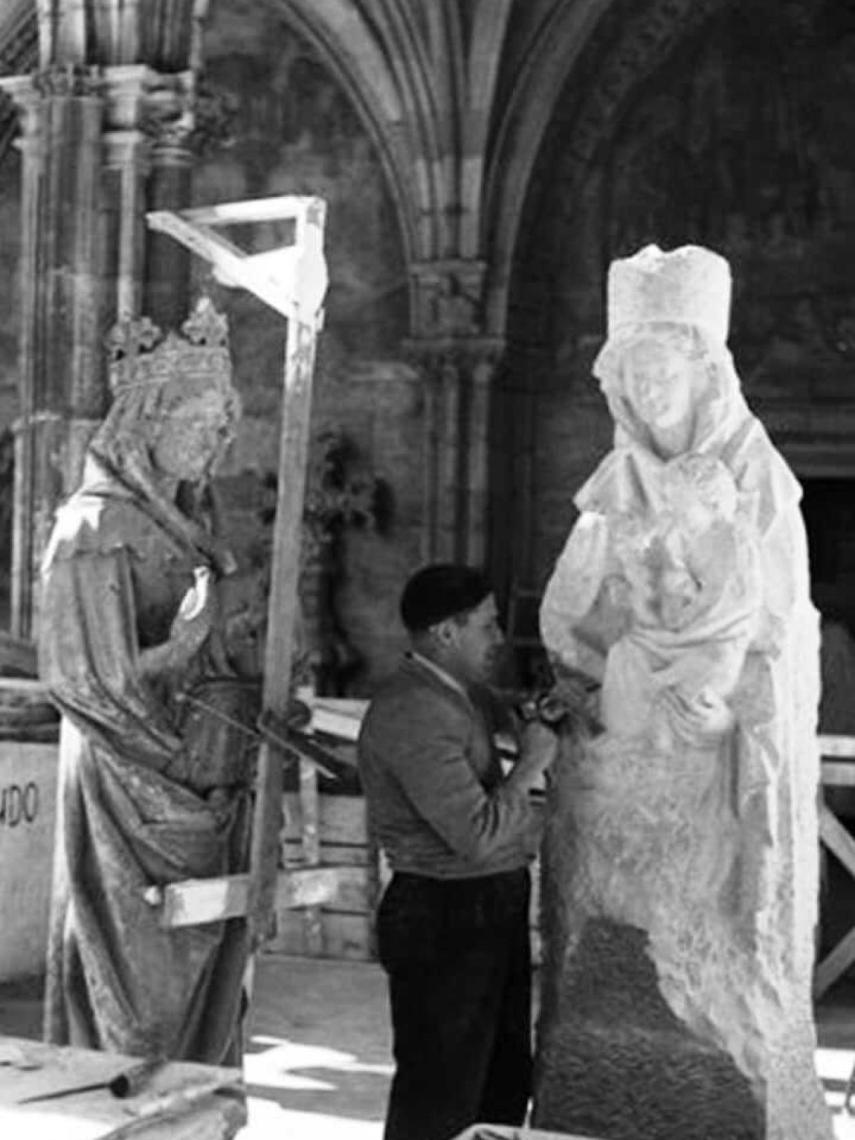 Seoane en pleno trabajo, esculpiendo la imagen de la Virgen Blanca.