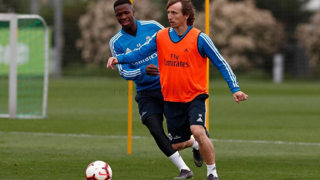 Vinicius Junior y Luka Modric se ejercitan en el entrenamiento de este viernes.