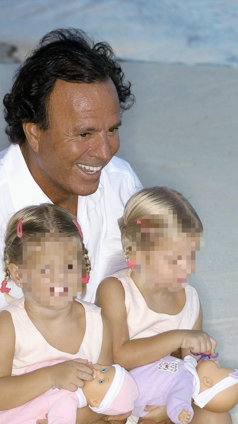 Julio Iglesias junto a sus hijas, Victoria y Cristina, hace años.