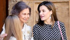 La reina Sofía y Letizia, a la salida de la catedral de Palma en abril de 2018.