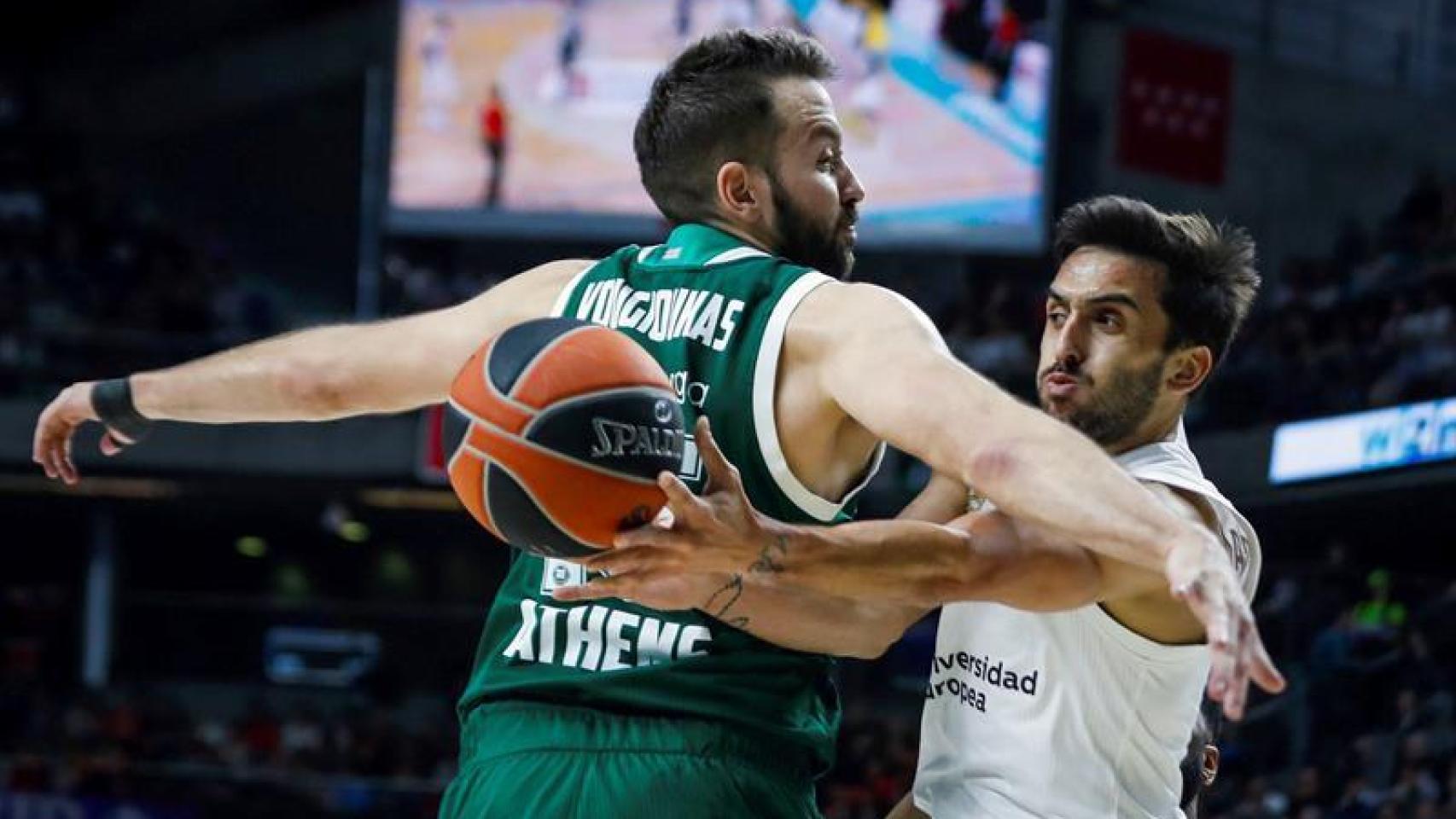 Campazzo intenta superar a su defensor del Panathinaikos