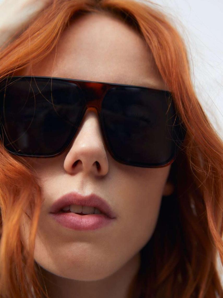 Modelo que luce las nuevas gafas de sol de Zara.