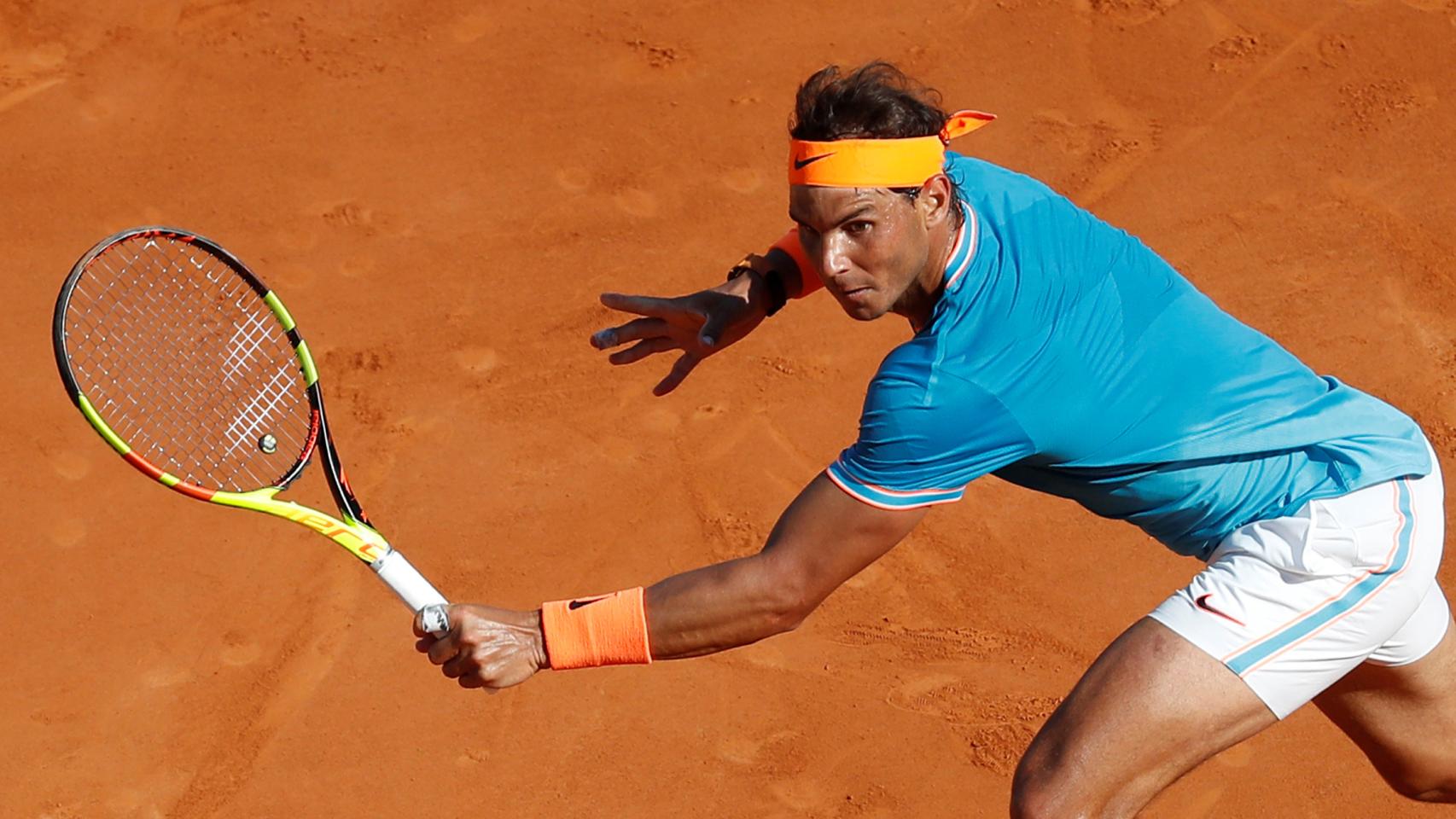 Nadal, voleando ante Pella en los cuartos de final de Montecarlo.