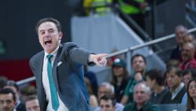 Rick Pitino da órdenes a sus jugadores