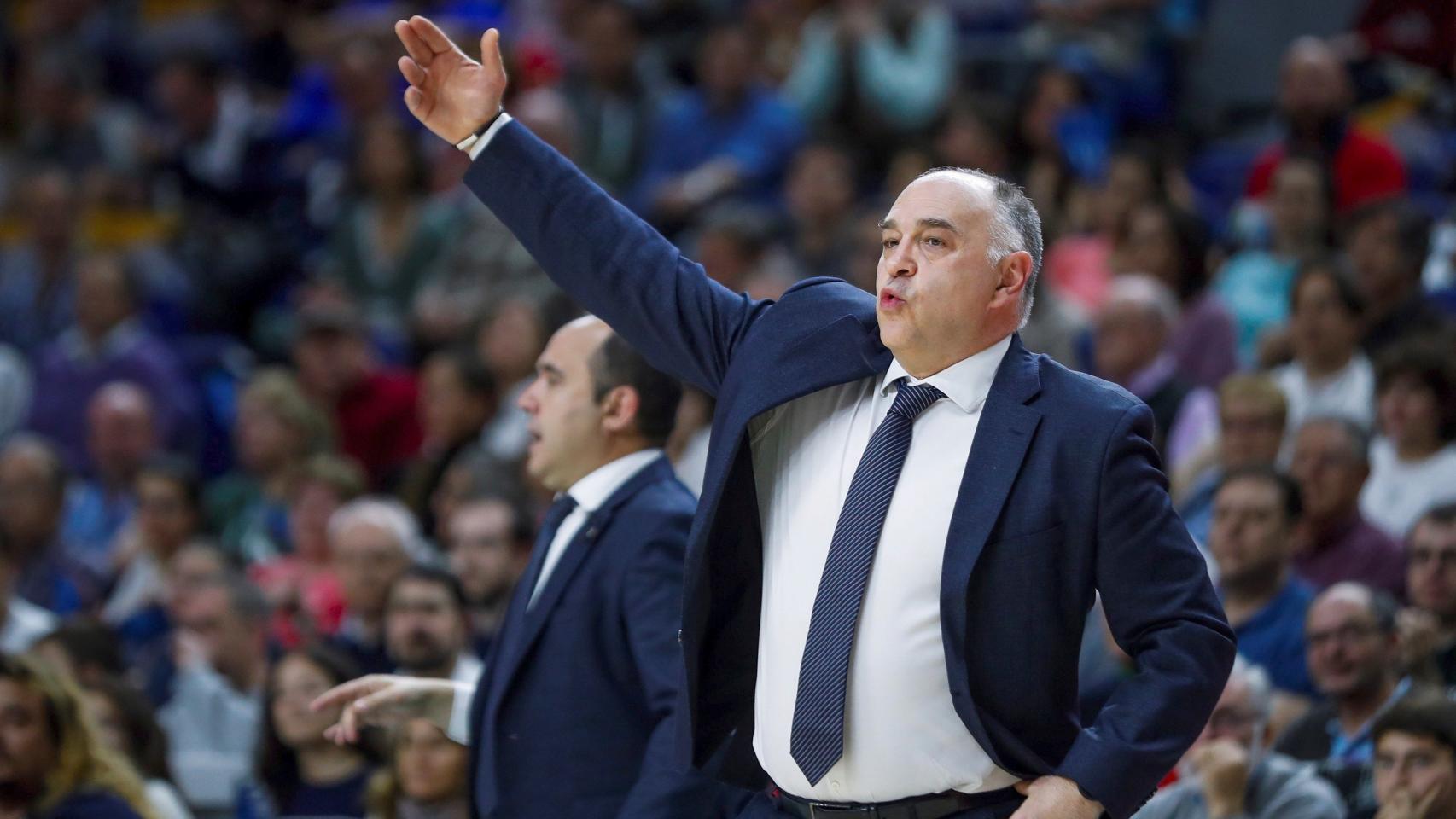 Pablo Laso da órdenes a sus jugadores ante el Panathianikos