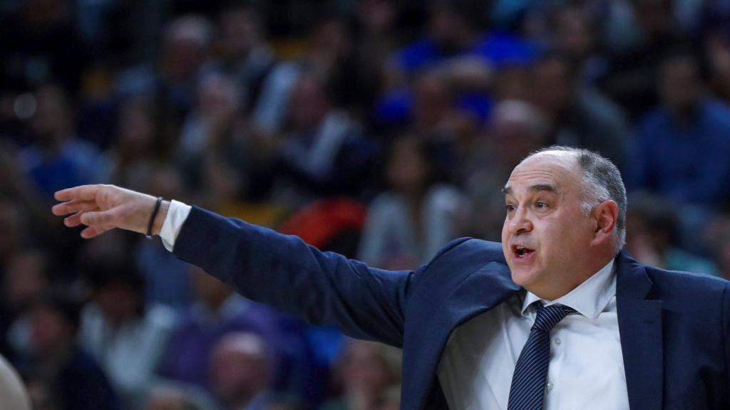 Pablo Laso da órdenes a sus jugadores ante el Panathianikos