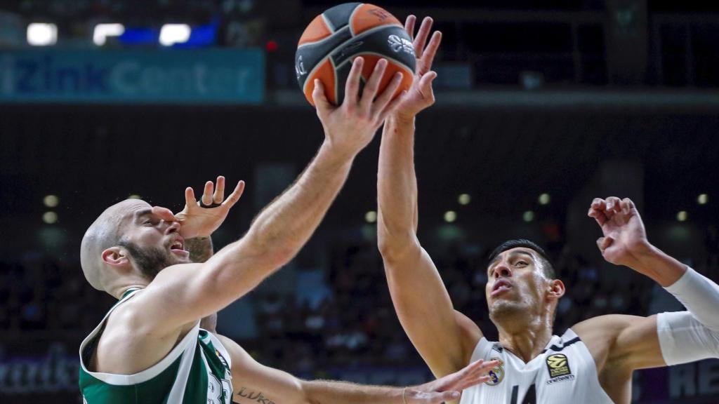 Calathes intenta anotar ante la defensa de Ayón