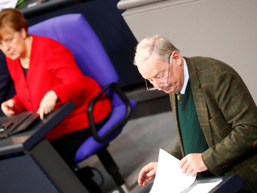 Alexander Gauland, líder de la AfD, habla desde la tribuna del Bundestag junto a Angela Merkel.