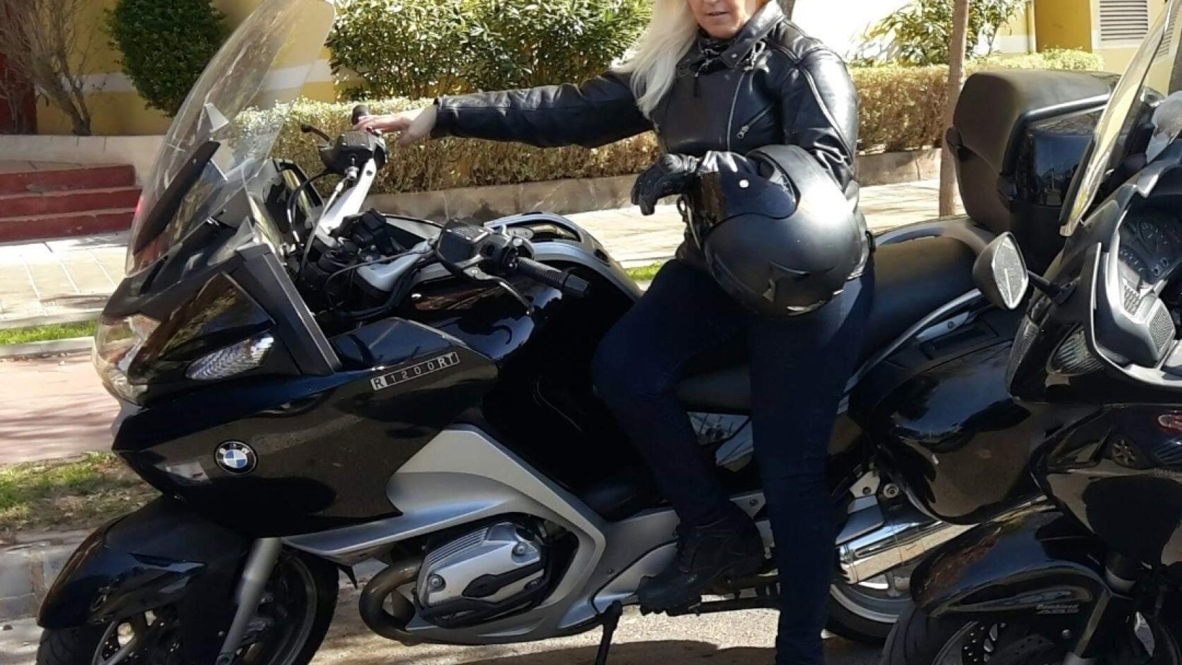 María José posa en su moto.