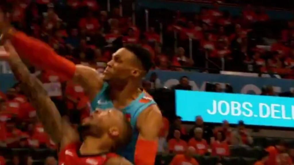 Westbrook realiza el tapón sobre Lillard