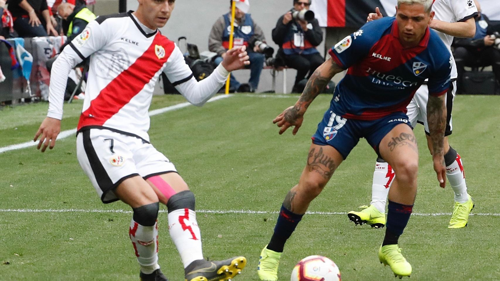 Álex Moreno y Chimy Ávila, durante un momento del partido