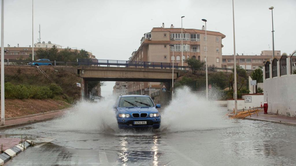 Las calles de Torrevieja inundadas al paso de un vehículo.