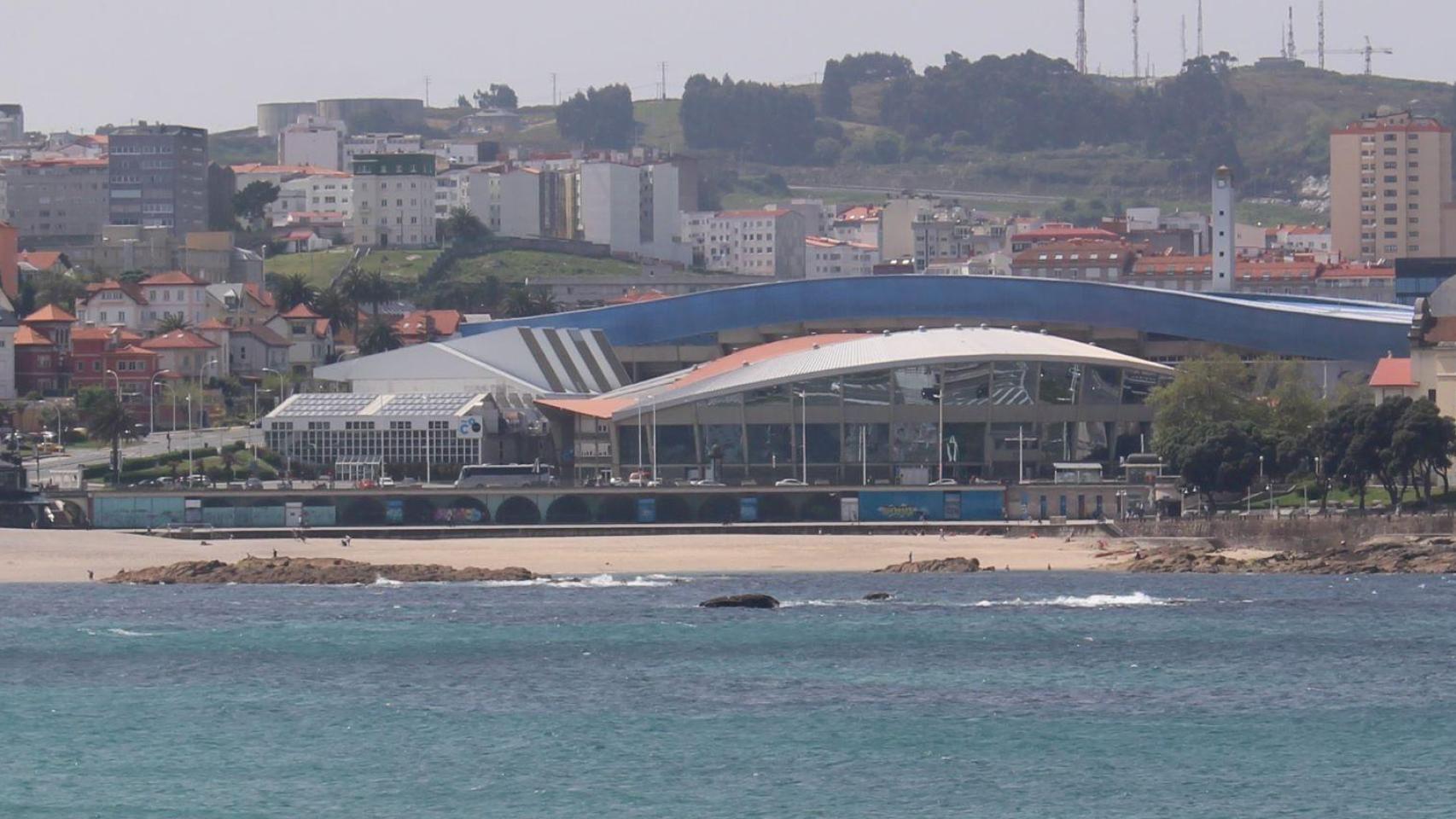 El estadio de Riazor y un hombre en canoa.