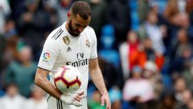 Karim Benzema se lleva el balón del Real Madrid 3-0 Athletic tras su hat-trick